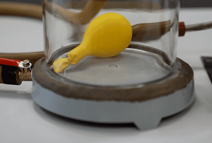 Надувание шарика под колоколом воздушного насоса