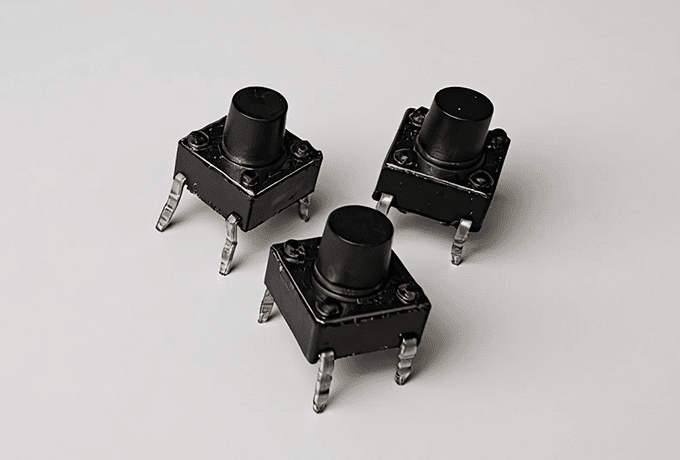 Тактовая кнопка. Использование в электрической цепи