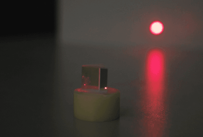 Неразложимость в спектр монохроматического света