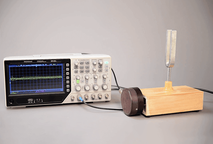 Изучение колебаний камертона с помощью осциллографа