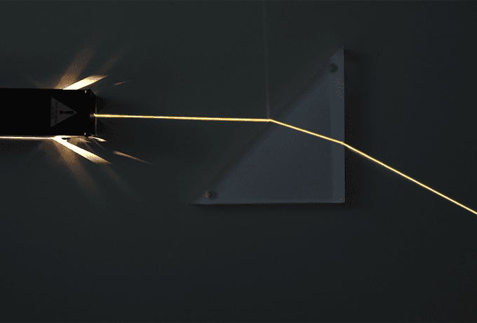 Преломление света треугольной призмой